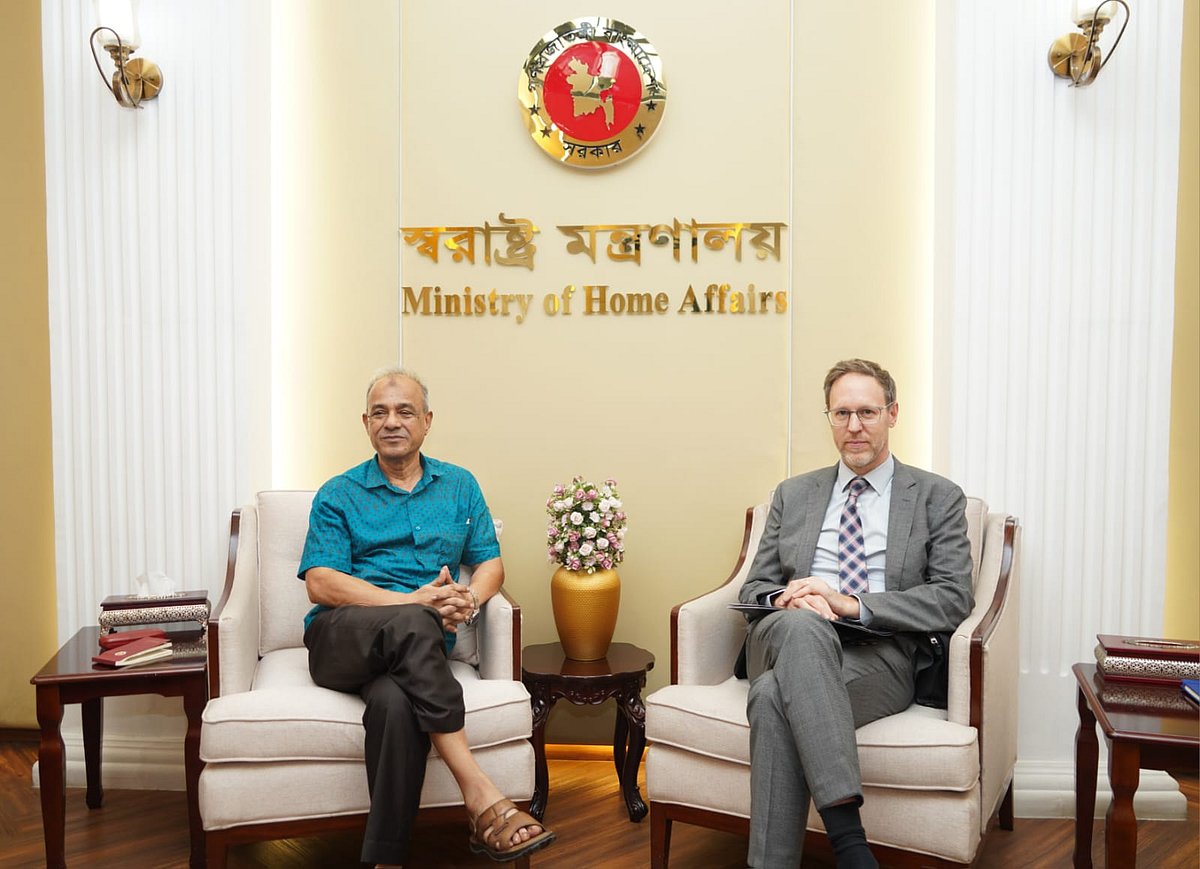 স্বরাষ্ট্র উপদেষ্টা লেফটেন্যান্ট জেনারেল (অব.) মো. জাহাঙ্গীর আলম চৌধুরীর (বাঁয়ে) সঙ্গে বাংলাদেশে নিযুক্ত ইউএনডিপির আবাসিক প্রতিনিধি স্টেফান লিলারের বৈঠক। আজ সোমবার বিকেলে সচিবালয়ে স্বরাষ্ট্র মন্ত্রণালয়ের কার্যালয়ে